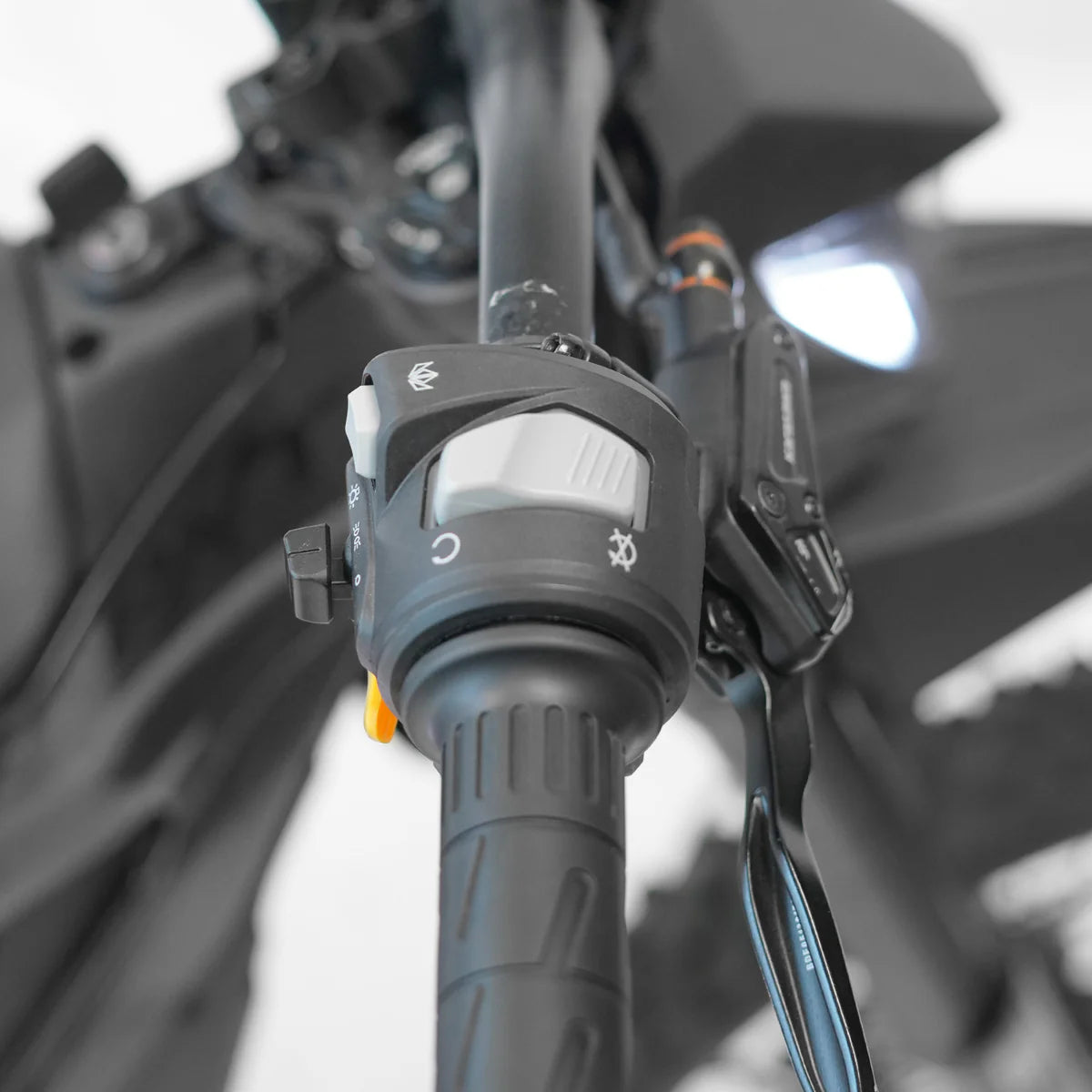 Throne Sprint Emoto (10,000 Watts) - White Savage
